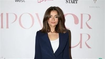 ملك  زاهر تستعرض قوامها بسحر الطبيعة الخلابة 