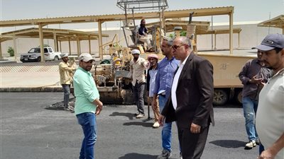 تنفيذ الحارة الخارجية للطريق الرئيسي وطرق الإسكان الاجتماعي بمدينة أخميم الجديدة