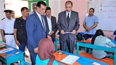 محافظ سوهاج يتفقد سير امتحانات الدبلومات الفنية والشهادة الإعدادية 