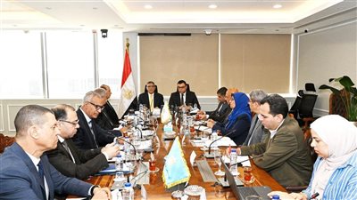 وزير الإسكان ومحافظ الجيزة يتابعان مشروعات المياه والصرف والطرق المشتركة