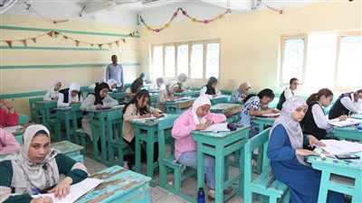 استمرار امتحانات الإعدادية بـ291 لجنة.. والمحافظ يُتابع مدارس مدينة قنا 