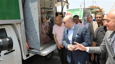 محافظ بني سويف يشهد اصطفاف منافذ البيع المتنقلة 