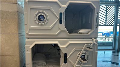 خدمات تضاهي المطارات العالمية بمطار القاهرة.. كبسولات نوم فندقية توفر الراحة والخصوصية للمسافرين