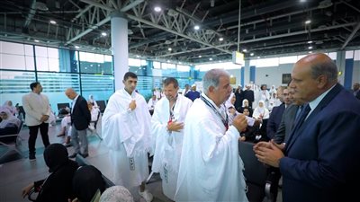 أسر شهداء الشرطة يغادرون مطار القاهرة متوجهين إلى الأراضي المقدسة لأداء فريضة الحج.. صور 