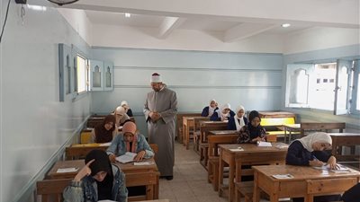 طلاب القسم العلمي بأزهر الإسكندرية يؤدون امتحان الفقه بالشهادة الثانوية