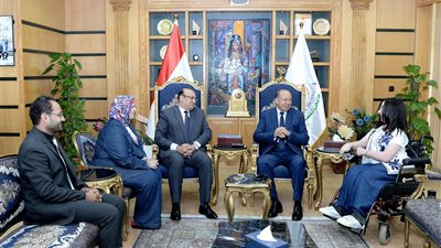 رئيس جامعة المنصورة يستقبل إدارة مركز خدمات الأشخاص ذوي الإعاقة