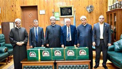 الأمين العام للمجلس الأعلى للشئون الإسلامية يُهدي كلية الشريعة والقانون مجموعة من الإصدارات المترجمة