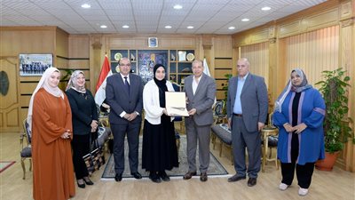 رئيس جامعة المنصورة يُكَرِّم طالبتين بكلية التربية للطفولة المبكرة لأمانتهما