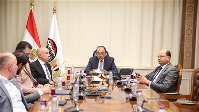 شيمى يبحث مع 