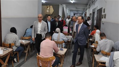 رئيس جامعة عين شمس يتفقد امتحانات الفصل الدراسي الثاني