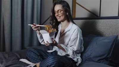 باحثون: تناول الطعام في صمت يقلل مشكلات الجهاز الهضمي بنسبة 35% 