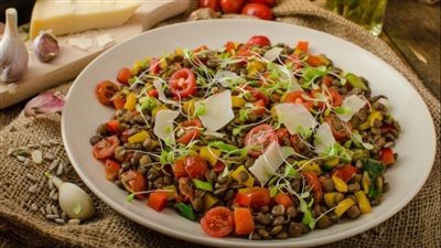 سلطة العدس البني بالبصل والطماطم.. بروتين نباتي ونكهة شهية