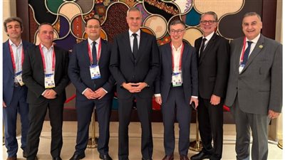 رئيس القابضة لمصر للطيران يواصل عقد اللقاءات الثنائية مع كبري الشركات 