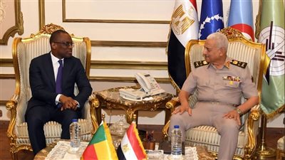 وزير الدفاع يناقش التعاون المشترك مع وزير خارجية جمهورية بنين