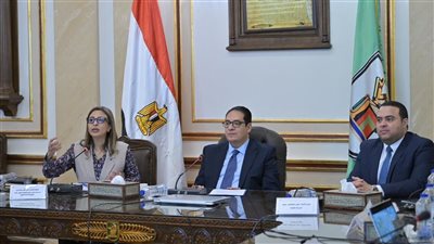 رئيس جامعة القاهرة يترأس اجتماع لجنة الهوية البصرية للحرم الجامعي