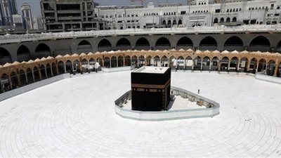 هدوء بساحة الحرم بعد مغادرة الحجاج إلى مشعر منى لأداء مناسكهم.. شاهد
