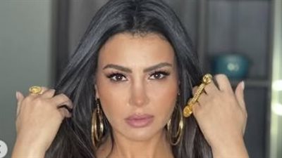الأسود يعكس رشاقة دينا فؤاد