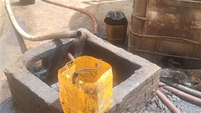 ضبط 70 طن زيوت سيارات فى مصنع لإعادة تدويره بالواسطى