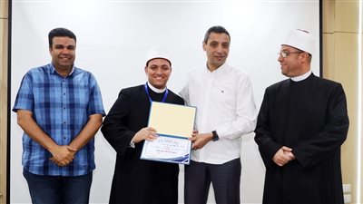 محافظ السويس يُكرّم نماذج مضيئة من حفظة القرآن الكريم وأبطال السباحة  