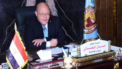 رئيس جامعة سوهاج يهنئ أوائل الكليات 