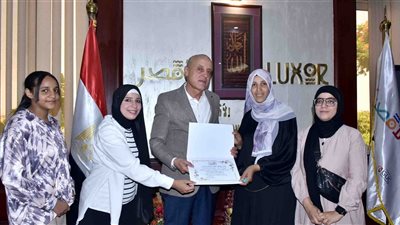 مسيرة عطاء وصمود.. محافظ الأقصر يكرم هبة رمضان الأم المثالية 