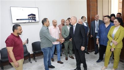 محافظ القاهرة يتفقد إدارات الديوان العام للمحافظة لتهنئة العاملين بمناسبة قرب حلول عيد الأضحى
