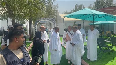 وزير الآثار يطمئن على حجاج السياحة داخل المخيمات