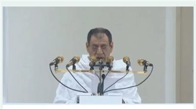 الحجاج يؤدون صلاتي الظهر والعصر جمعاً وقصراً في مسجد نمرة