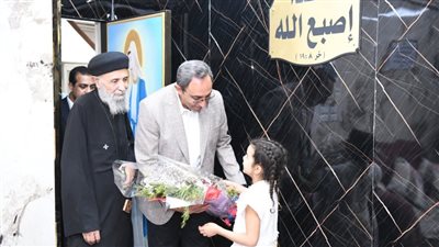 عيديات لـ 50 نزيلًا بدور رعاية.. ومحافظ قنا يُوجه بأنشطة ترفيهية 