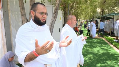   استعدادًا للنفرة من عرفات.. حجاج الجمعيات الأهلية يتهيأون للتوجه إلى مزدلفة مع غروب الشمس