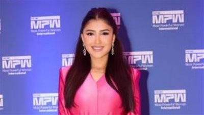 مي عمر ببنطال ممزق داخل طائراتها الخاصة 