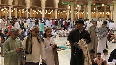 ضيوف مصر يؤدون صلاة عيد الأضحى بجامع عمرو بن العاص 