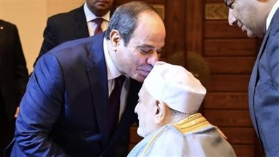 السيسي يقبل رأس الدكتور أحمد عمر هاشم خلال أداء صلاة عيد الأضحى