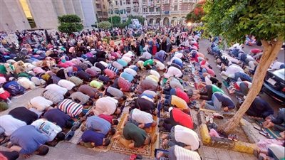 الآلاف من المصلين يؤدون صلاة عيد الأضحى بمسجد سيدي بشر