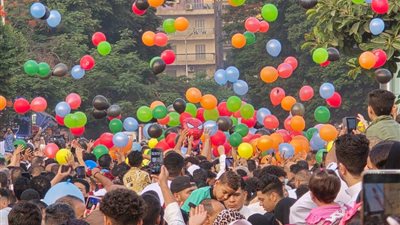 بالبلالين.. أجواء احتفالية بساحة مسجد مصطفى محمود  