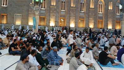 أجواء البهجة والاحتفال تسيطر على صلاة العيد في الأزهر والحسين