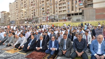 محافظ أسيوط يؤدي صلاة عيد الأضحى بساحة أرض الملاعب