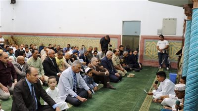 محافظ أسوان يؤدى صلاة عيد الأضحى المبارك بمسجد النصر 