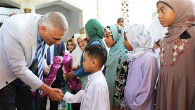 محافظ أسوان يوزع كروت تهنئة الرئيس والهدايا على الأطفال 