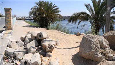 هبوط أرضي مجاور لكوبري نجع حمادي.. ومحافظ قنا يُوجه بالصيانة 