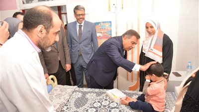 محافظ الدقهلية يتفقد مستشفى التأمين الصحي ويقدم التهنئة للمرضى 