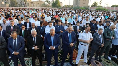 محافظ المنيا يؤدي صلاة عيد الأضحى وسط جموع المواطنين بكورنيش النيل