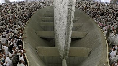 ضيوف الرحمن يرمون جمرة العقبة