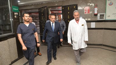 محافظ أسيوط يزور المستشفيات لتهنئة المرضى بعيد الأضحى 