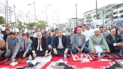 محافظ دمياط يؤدي صلاة عيد الأضحى بساحة ميدان الساعة 