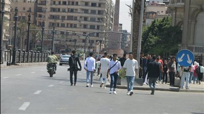 رغم ارتفاع درجات الحرارة.. الشباب يتجولون بمنطقة وسط البلد في أول أيام عيد الأضحى