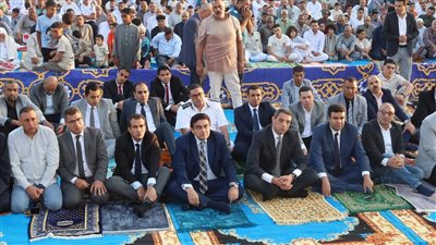 محافظ السويس يؤدي صلاة عيد الأضحي بقرية العمدة بحى الجناين   