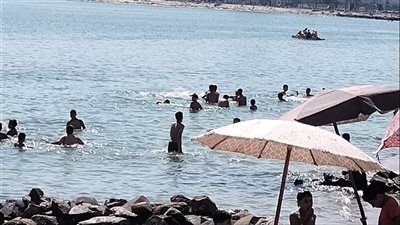 اقبال متوسط على شواطئ الإسكندرية في أول أيام عيد الأضحى 