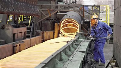 هجرة العمالة المدربة فى مصانع الصلب المصرية للخليج بسبب  فرق العملة