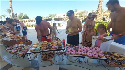فنادق الغردقة تحتفل باليوم العالمي لـ«الدوناتس» بأول أيام عيد الأضحى 